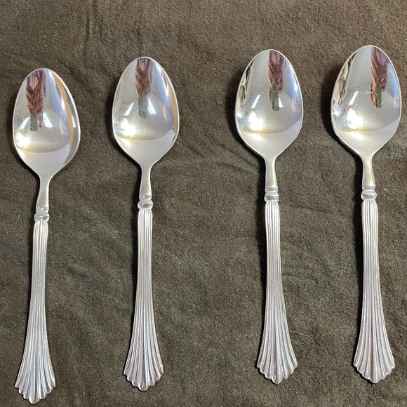 Vintage Rogers by Stanley Roberts Drama Pattern 4 Dinner Spoons Flatware Korea - Picture 1 of 4